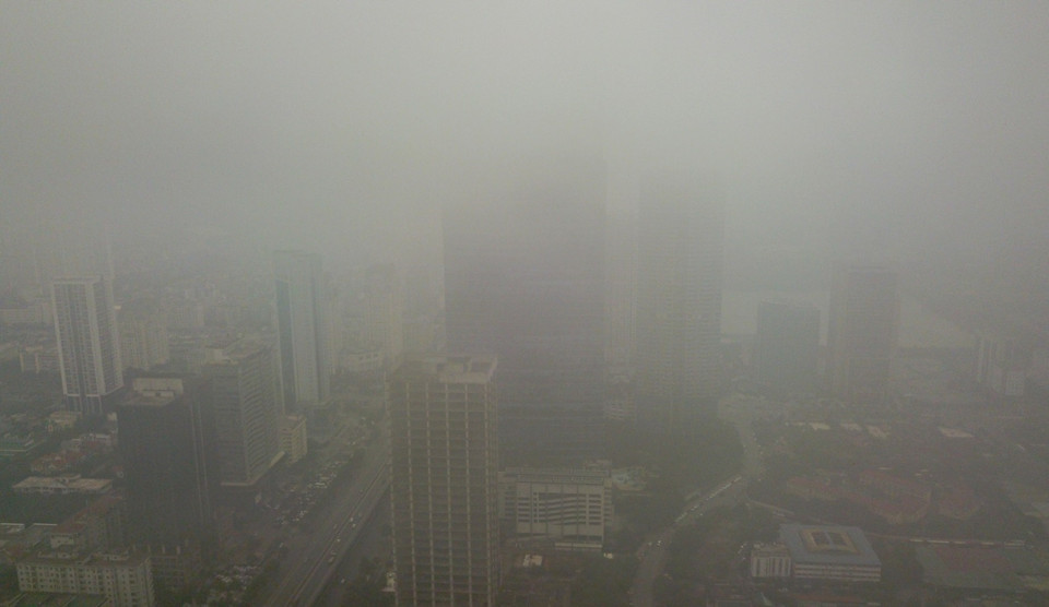 Theo số liệu từ trang Airvisual, đỉnh điểm vào khoảng 9h sáng nay, tại nhiều khu vực, chỉ số chất lượng không khí (AQI) đo được ở mức 190-197 đơn vị, tiệm cận mức nguy hại cho sức khỏe. (Ảnh: Thành Đạt/TTXVN)