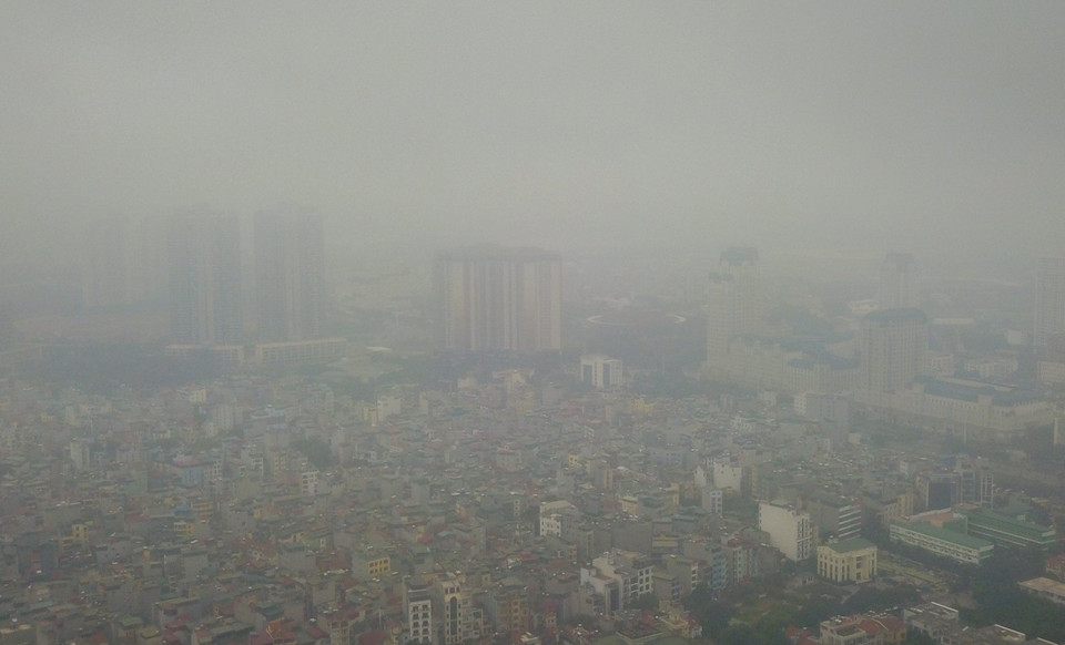 Nhìn từ trên cao có thể thấy Hà Nội chìm trong bầu không khí đặc quánh của sương mù và bụi bẩn, cộng với mức độ ô nhiễm không khí cao. (Ảnh: Thành Đạt/TTXVN)