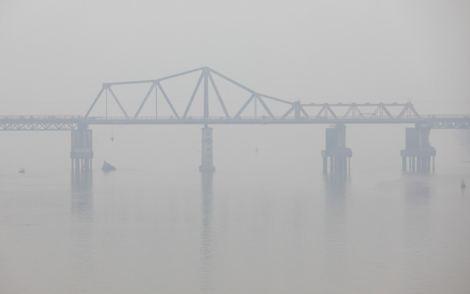 Sương mù dày đặc cùng bụi bẩn ô nhiễm không khí tại khu vực cầu Long Biên. (Ảnh: Thành Đạt/TTXVN)