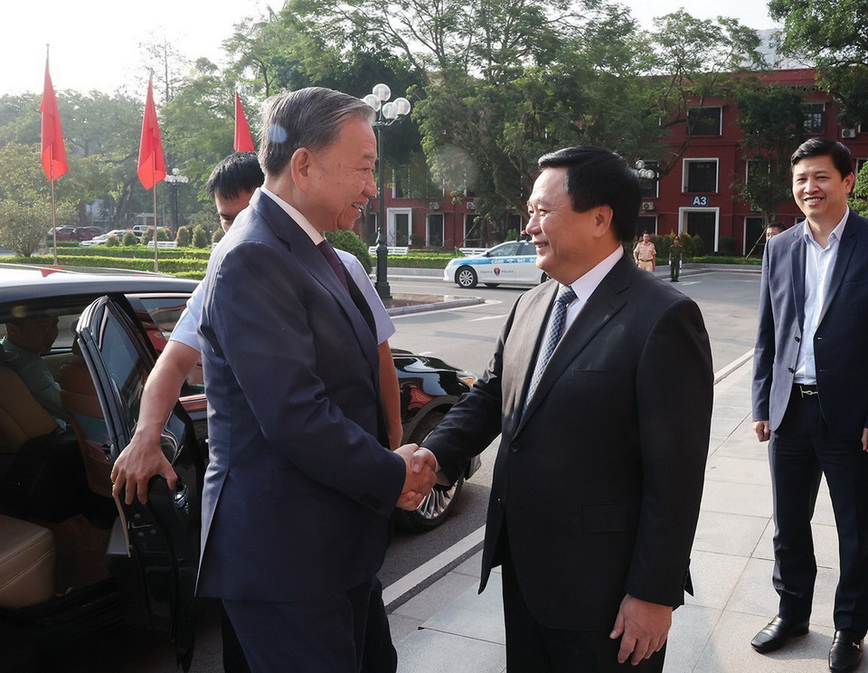 Giáo sư, Tiến sỹ Nguyễn Xuân Thắng, Ủy viên Bộ Chính trị, Giám đốc Học viện Chính trị Quốc gia Hồ Chí Minh, Chủ tịch Hội đồng Lý luận Trung ương đón Tổng Bí thư, Chủ tịch nước Tô Lâm. (Ảnh: Trí Dũng/TTXVN)