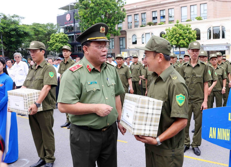 UBND thành phố Hà Nội tổ chức Lễ ra mắt lực lượng tham gia bảo vệ an ninh, trật tự ở cơ sở. (Ảnh: Phạm Kiên/TTXVN)