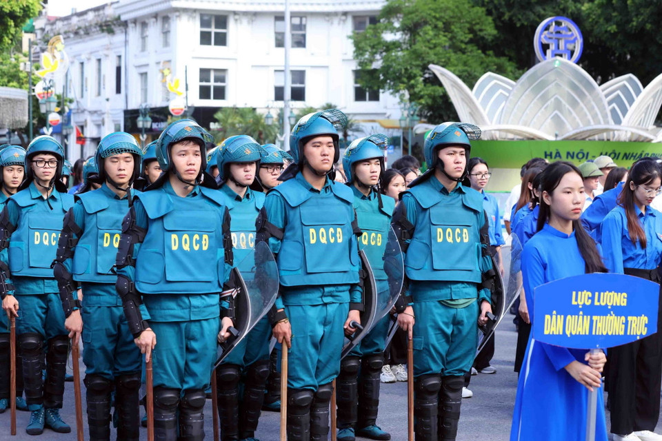 UBND thành phố Hà Nội tổ chức Lễ ra mắt lực lượng tham gia bảo vệ an ninh, trật tự ở cơ sở. (Ảnh: Phạm Kiên/TTXVN)