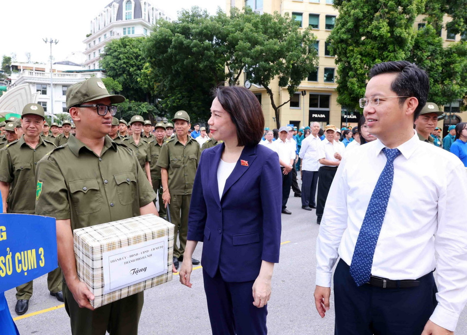UBND thành phố Hà Nội tổ chức Lễ ra mắt lực lượng tham gia bảo vệ an ninh, trật tự ở cơ sở. (Ảnh: Phạm Kiên/TTXVN)