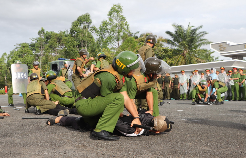 Lực lượng tham gia bảo vệ an ninh, trật tự ở cơ sở của Hậu Giang diễn tập xử lý tình huống phức tạp về an ninh trật tự. (Ảnh: Hồng Thái/TTXVN)