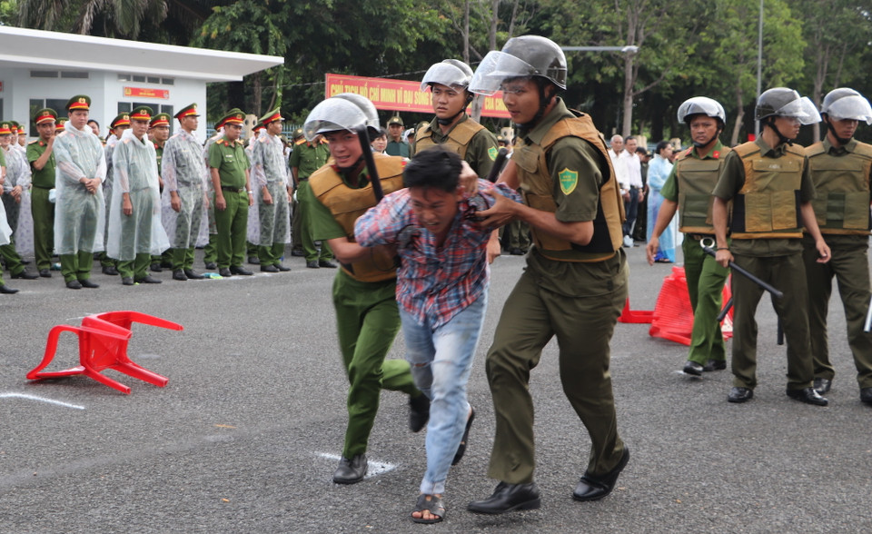 Lực lượng tham gia bảo vệ an ninh, trật tự ở cơ sở của Hậu Giang diễn tập xử lý tình huống phức tạp về an ninh trật tự. (Ảnh: Hồng Thái/TTXVN)