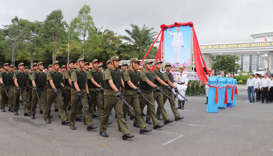 Lực lượng tham gia bảo vệ an ninh, trật tự ở cơ sở của Hậu Giang diễu hành tại lễ ra mắt. (Ảnh: Hồng Thái/TTXVN)
