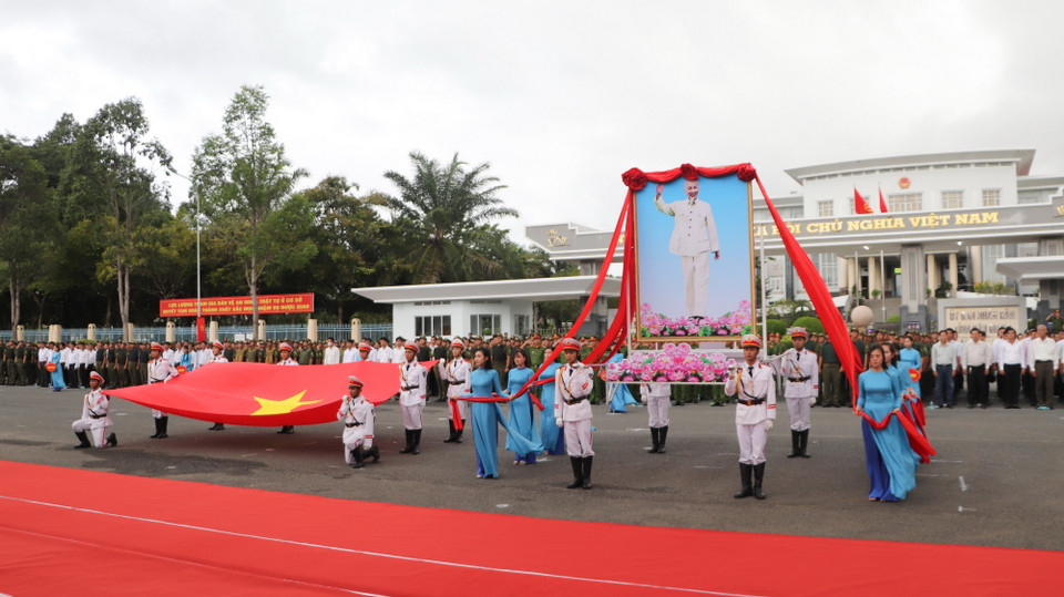Lực lượng tham gia bảo vệ an ninh, trật tự ở cơ sở của Hậu Giang diễu hành tại lễ ra mắt. (Ảnh: Hồng Thái/TTXVN)