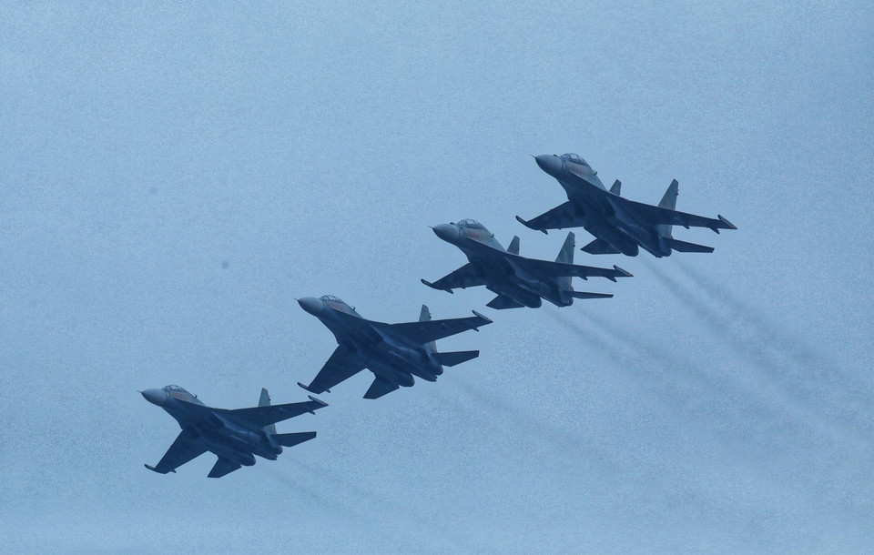 Màn trình diễn của máy bay Su-30 tại lễ khai mạc. (Ảnh: Tuấn Anh/TTXVN)