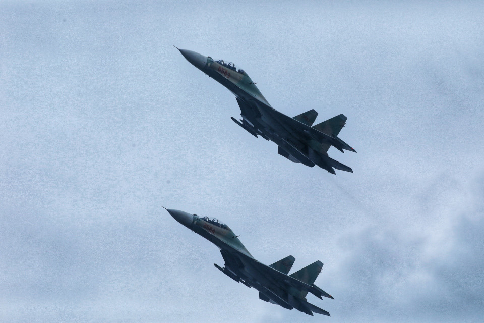 Màn trình diễn của máy bay Su-30 tại lễ khai mạc. (Ảnh: Tuấn Anh/TTXVN)