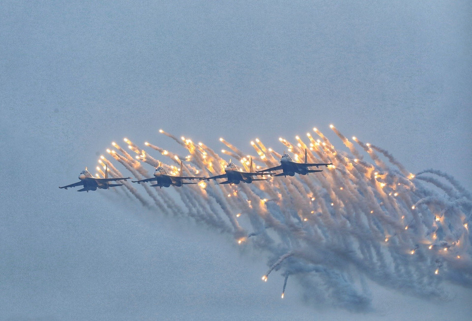 Màn trình diễn của máy bay Su-30 tại lễ khai mạc. (Ảnh: Tuấn Anh/TTXVN)