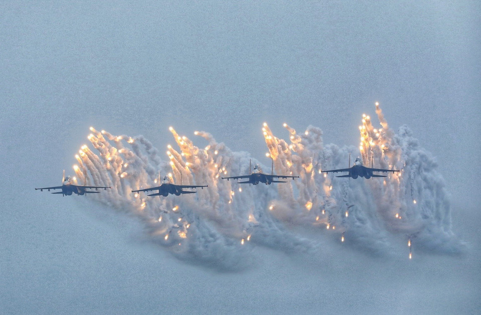 Màn trình diễn của máy bay Su-30 tại lễ khai mạc. (Ảnh: Tuấn Anh/TTXVN)