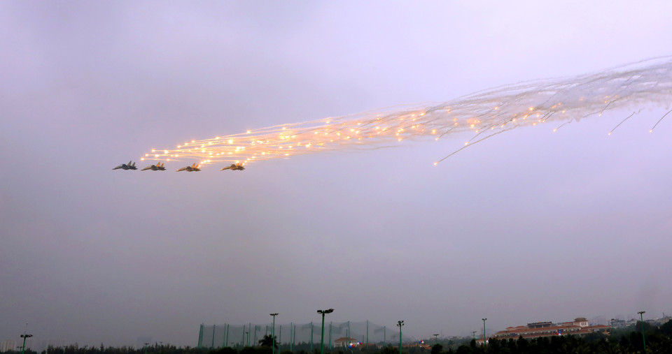 Màn trình diễn của Su-30 tại lễ khai mạc. (Ảnh: Văn Điệp/TTXVN)