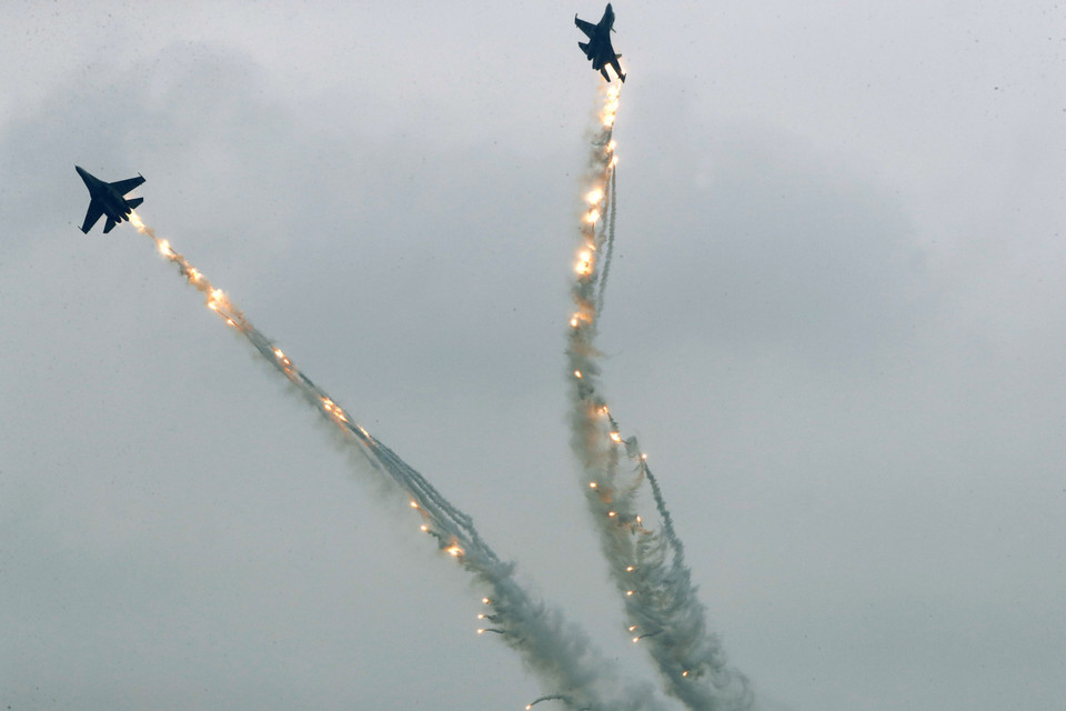 Hai chiếc Su-30MK2 trình diễn trong ngày khai mạc với màn bay nhả đạn mồi bẫy tên lửa trên bầu trời Hà Nội. (Ảnh: Lâm Khánh/TTXVN)