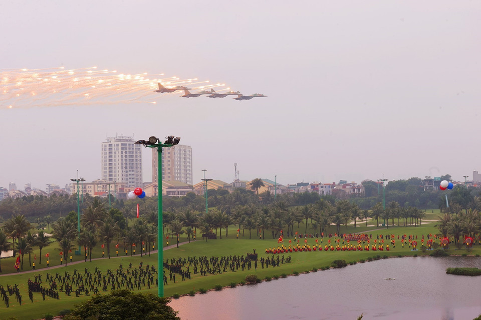 Màn trình diễn của Su-30 MK2 tại lễ khai mạc. (Ảnh: Dương Giang/TTXVN)