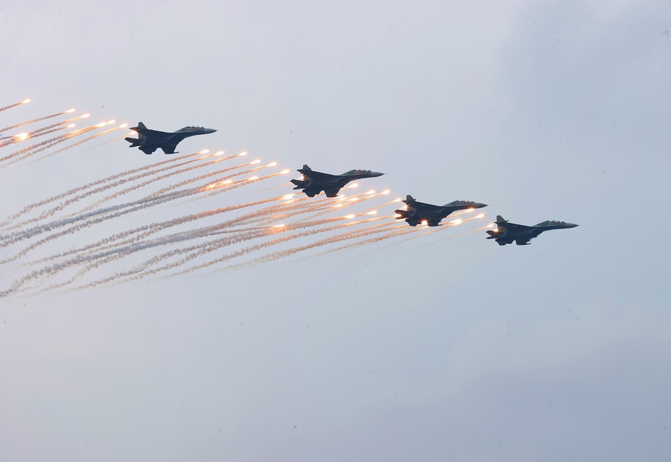 Màn trình diễn của Su-30MK2 tại lễ khai mạc. (Ảnh: Dương Giang/TTXVN)