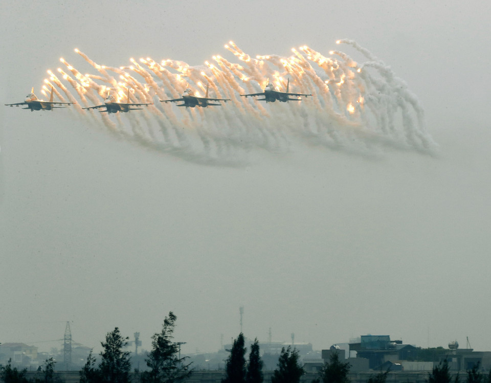 Biên đội 4 chiếc Su-30MK2 trình diễn trong ngày khai mạc với màn bay nhả đạn mồi bẫy tên lửa trên bầu trời. (Ảnh: Lâm Khánh/TTXVN)