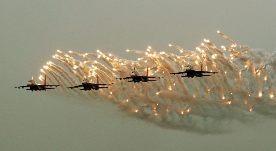 Biên đội 4 chiếc Su-30MK2 trình diễn trong ngày khai mạc với màn bay nhả đạn mồi bẫy tên lửa trên bầu trời Hà Nội. (Ảnh: Lâm Khánh/TTXVN)