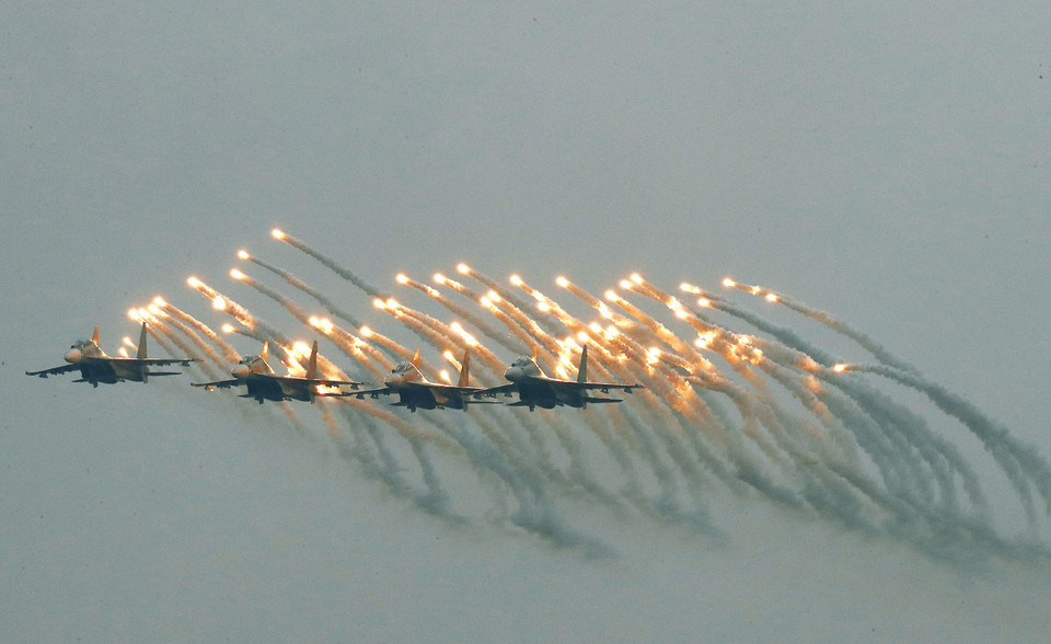 Biên đội 4 chiếc Su-30MK2 trình diễn trong ngày khai mạc với màn bay nhả đạn mồi bẫy tên lửa trên bầu trời Hà Nội. (Ảnh: Lâm Khánh/TTXVN)