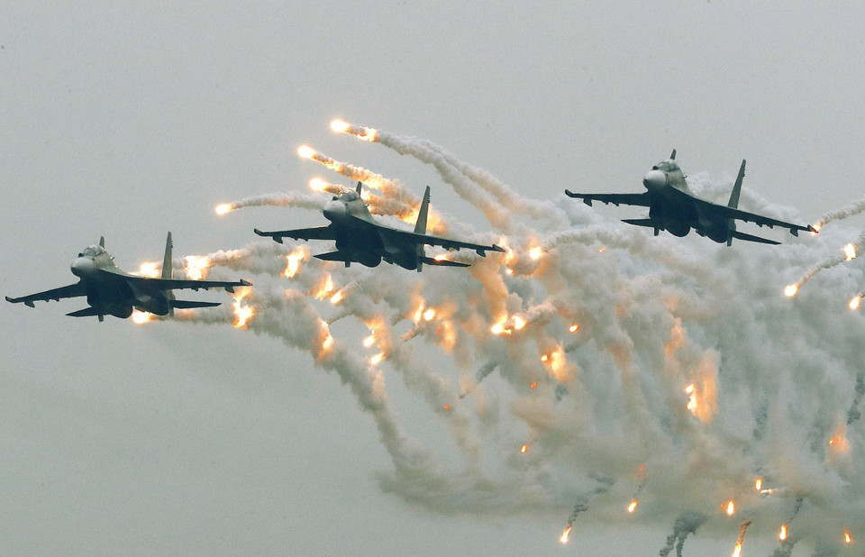 Biên đội Su-30MK2 trình diễn trong ngày khai mạc với màn bay nhả đạn mồi bẫy tên lửa trên bầu trời. (Ảnh: Lâm Khánh/TTXVN)