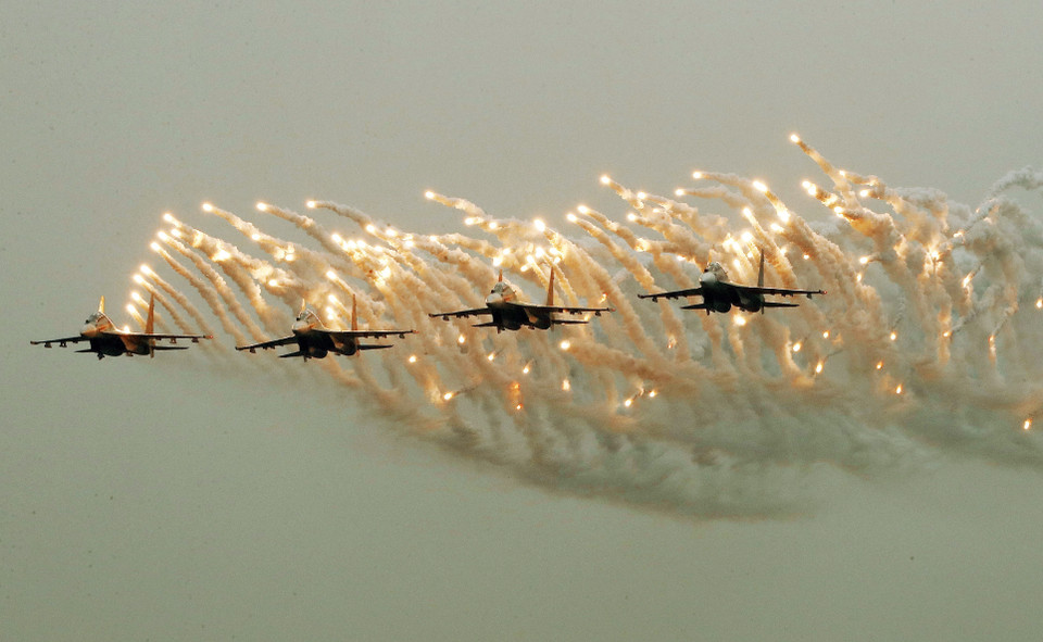 Biên đội 4 chiếc Su-30MK2 trình diễn trong ngày khai mạc với màn bay nhả đạn mồi bẫy tên lửa trên bầu trời Hà Nội. (Ảnh: Lâm Khánh/TTXVN)