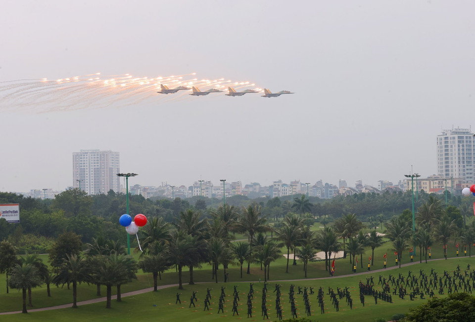 Màn trình diễn của Su-30 MK2 tại lễ khai mạc. (Ảnh: Dương Giang/TTXVN)