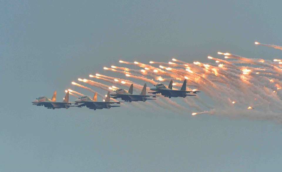 Màn trình diễn của Su–30 tại lễ khai mạc. (Ảnh: Minh Đức/TTXVN)