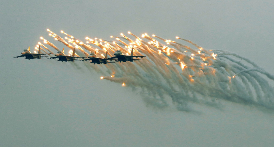 Biên đội 4 chiếc Su-30MK2 trình diễn trong ngày khai mạc với màn bay nhả đạn mồi bẫy tên lửa trên bầu trời Hà Nội. (Ảnh: Lâm Khánh/TTXVN)