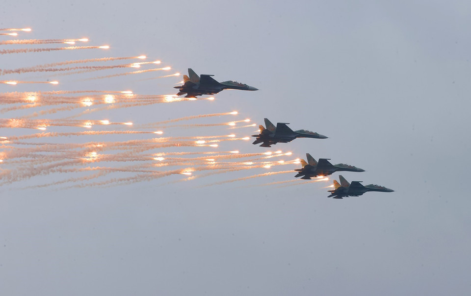 Màn trình diễn của Su-30MK2 tại lễ khai mạc. (Ảnh: Dương Giang/TTXVN)