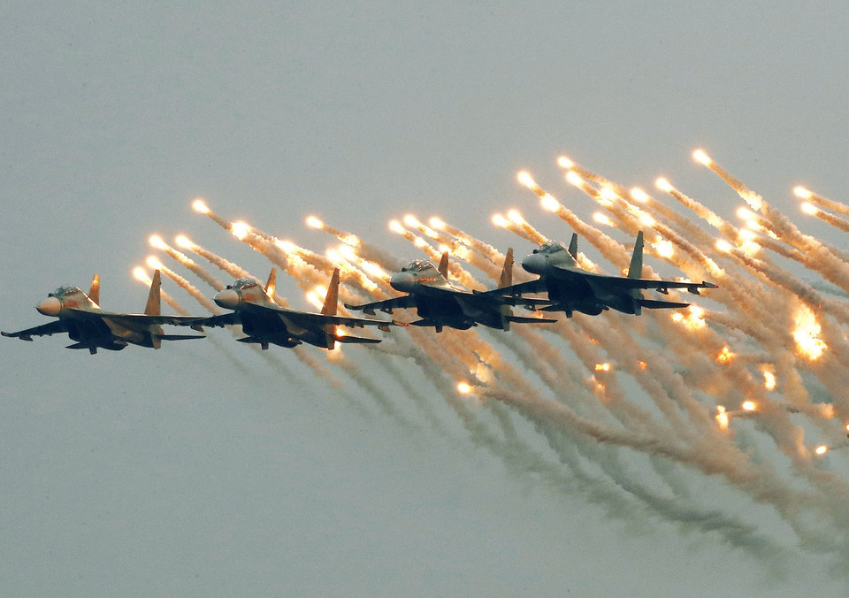 Biên đội 4 chiếc Su-30MK2 trình diễn trong ngày khai mạc với màn bay nhả đạn mồi bẫy tên lửa trên bầu trời Hà Nội. (Ảnh: Lâm Khánh/TTXVN)