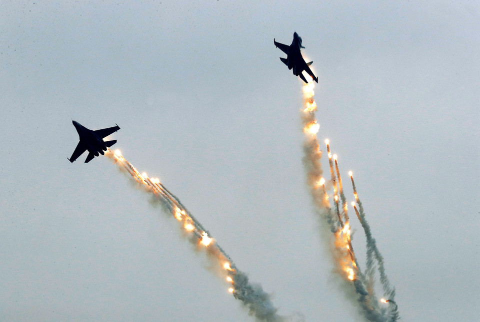 Hai chiếc Su-30MK2 trình diễn trong ngày khai mạc với màn bay nhả đạn mồi bẫy tên lửa trên bầu trời Hà Nội. (Ảnh: Lâm Khánh/TTXVN)