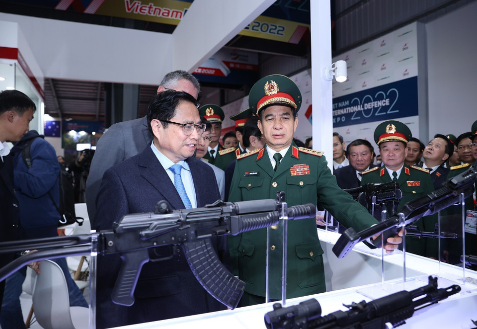 Thủ tướng Phạm Minh Chính tham quan trưng bày sản phẩm vũ khí, khí tài tại Triển lãm Quốc phòng quốc tế Việt Nam 2022. (Ảnh: Dương Giang/TTXVN)