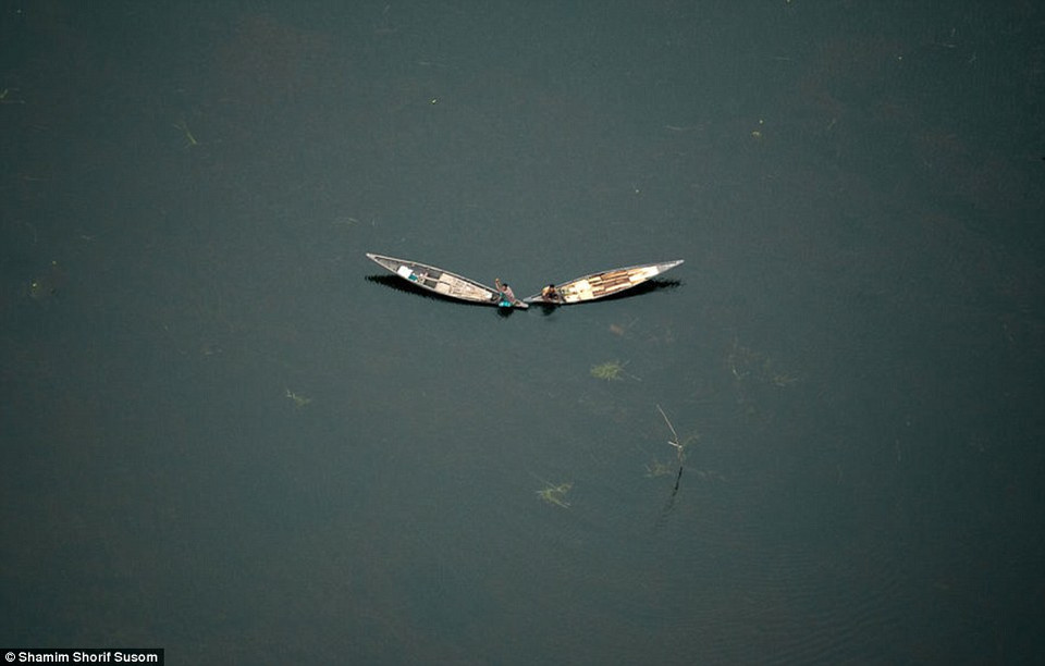 Bức ảnh cho thấy cuộc sống của những người đánh cá tại Bangladesh. (Nguồn: Dailymail)