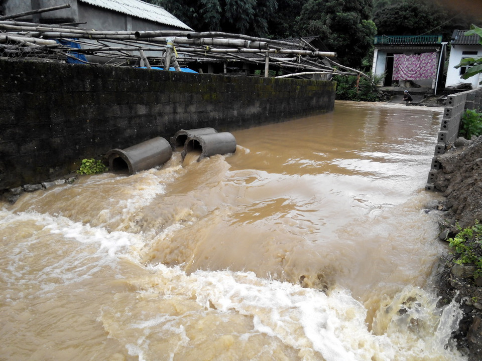 Một số nhà dân ở xã Bình Lư, ven Quốc lộ 4D bị ngập úng. (Ảnh: Nguyễn Công Hải/TTXVN) 