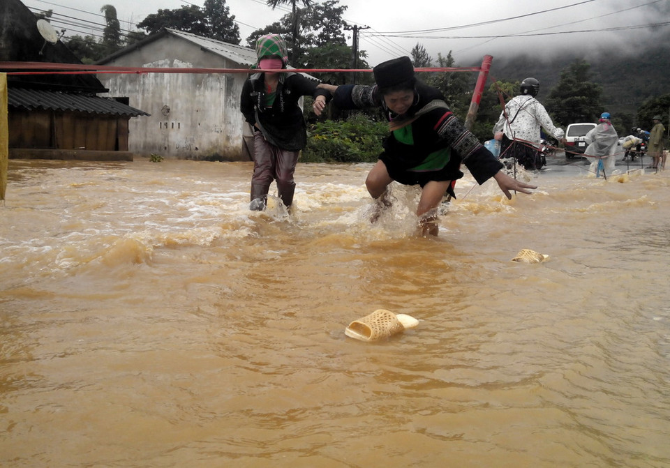 Quốc lộ 4D thuộc địa phận xã Bình Lư, Tam Đường bị ngập úng nặng. (Ảnh: Nguyễn Công Hải/TTXVN)