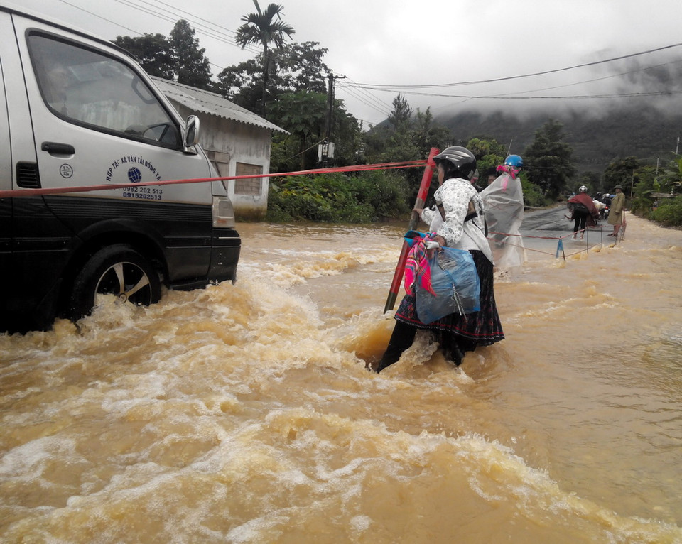 Quốc lộ 4D thuộc địa phận xã Bình Lư, Tam Đường bị ngập úng nặng. (Ảnh: Nguyễn Công Hải/TTXVN)