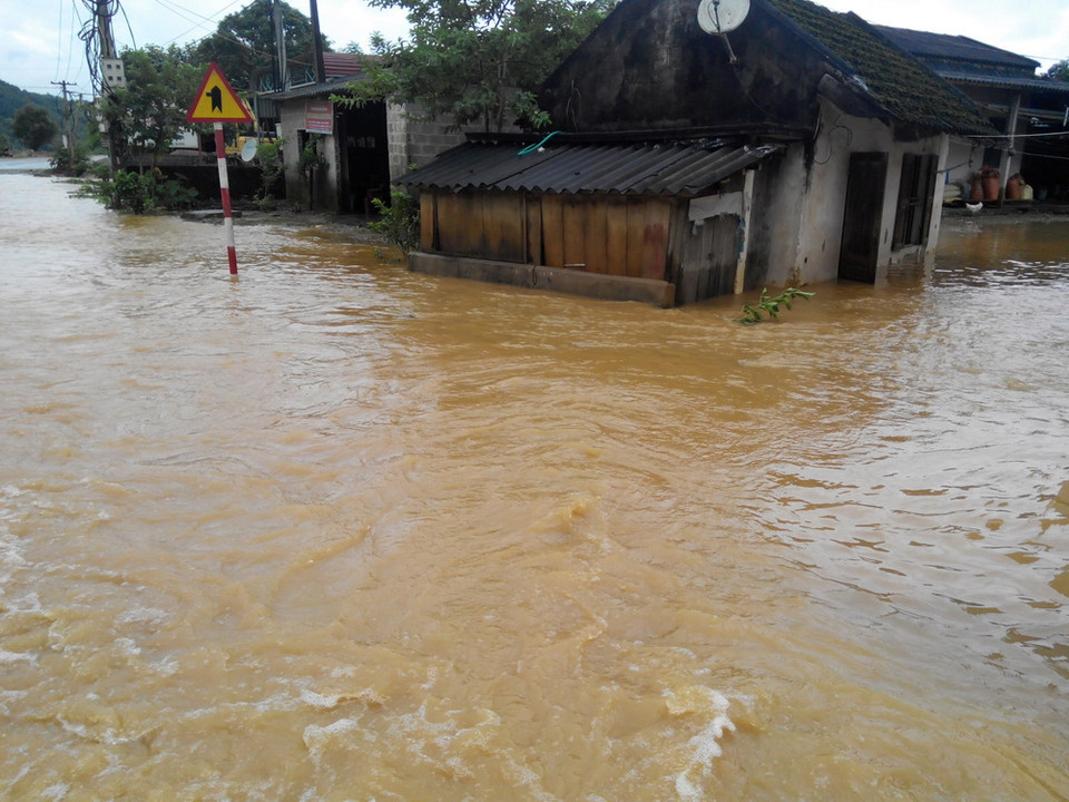 Một số nhà dân ở xã Bình Lư, ven Quốc lộ 4D bị ngập úng. (Ảnh: Nguyễn Công Hải/TTXVN) 