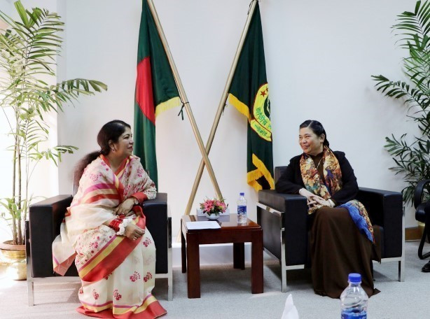 Phó Chủ tịch Quốc hội Tòng Thị Phóng hội kiến Chủ tịch Quốc hội nước chủ nhà Bangladesh Sharin Sharmin Chaudhury bên lề phiên họp toàn thể Đại Hội đồng Liên minh Nghị viện thế giới (IPU) lần thứ 136 ở Dhaka, ngày 3/4/2017. (Ảnh: Huy Bình/TTXVN)