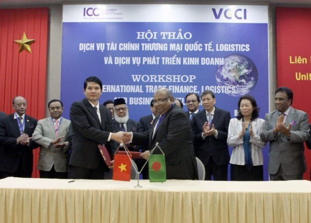 Ký kết thỏa thuận hợp tác giữa Trung tâm Trọng tài Quốc tế Việt Nam (VIAC) và Trung tâm Trọng tài Quốc tế Bangladesh (BIAC) (Hà Nội, 21/4/2016). (Ảnh: Tuấn Anh/TTXVN)