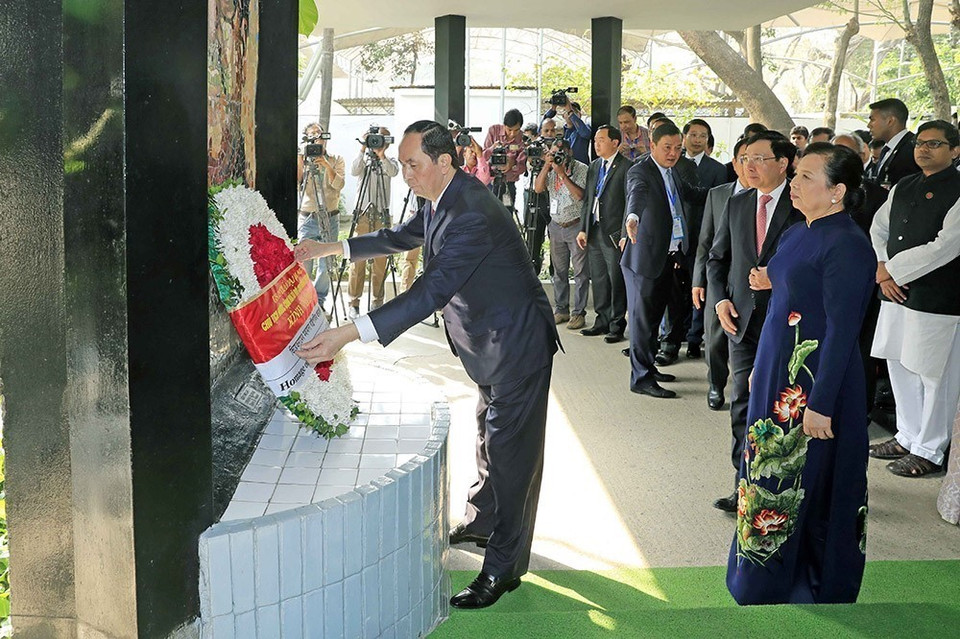 Chủ tịch nước Trần Đại Quang và Phu nhân đặt vòng hoa tưởng niệm Người cha Dân tộc Bangabandhu trong chuyến thăm cấp Nhà nước tới Bangladesh, ngày 5/3/2018. (Ảnh: Nhan Sáng/TTXVN)