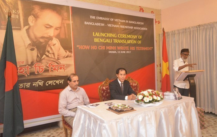 Lễ ra mắt bản dịch sang tiếng Bengali từ bản tiếng Anh cuốn sách “Bác Hồ viết Di chúc” của tác giả Vũ Kỳ, do Nhà xuất bản Thế giới xuất bản năm 2013, được tổ chức tại trụ sở Đại sứ quán Việt Nam ở thủ đô Dhaka, ngày 13/6/2017. (Ảnh: Huy Bình/TTXVN)