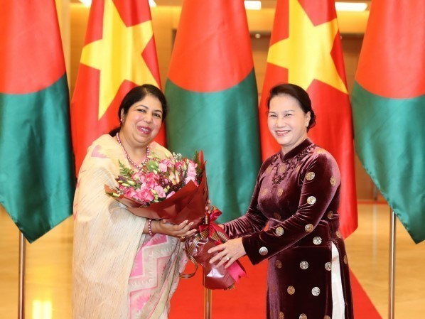 Chủ tịch Quốc hội Nguyễn Thị Kim Ngân tặng hoa, chào mừng Chủ tịch Quốc hội Shirin Shamin Chaudhury thăm chính thức Việt Nam (Hà Nội, 20/7/2017). (Ảnh: Trọng Đức/TTXVN)