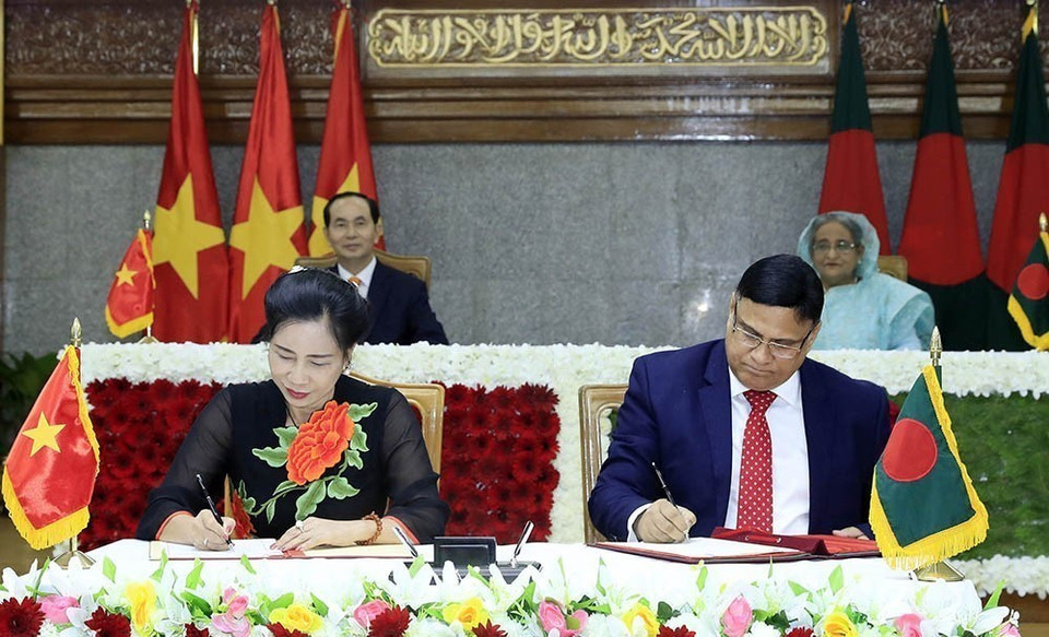 Chủ tịch nước Trần Đại Quang và Thủ tướng Sheikh Hasina chứng kiến Lễ ký Chương trình trao đổi Văn hóa giữa Bộ Văn hoá, Thể thao và Du lịch Việt Nam với Bộ Văn hoá Bangladesh (5/3/2018). (Ảnh: Nhan Sáng/TTXVN)