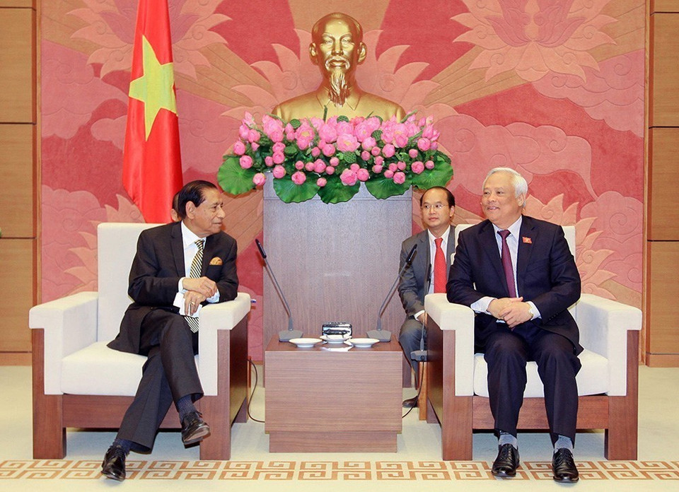 Phó Chủ tịch Quốc hội Uông Chu Lưu tiếp Chủ nhiệm Ủy ban phụ trách Bộ Hành chính Công của Quốc hội Bangladesh Ashequr Rahman thăm Việt Nam (Hà Nội, 18/9/2015). (Ảnh: An Đăng/TTXVN)