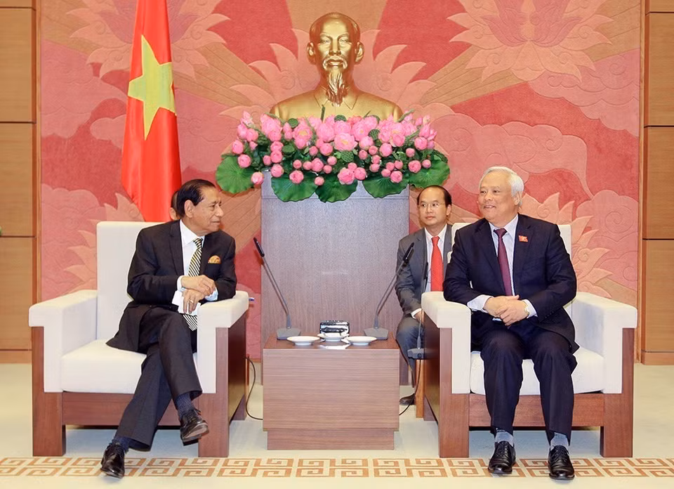 Phó Chủ tịch Quốc hội Uông Chu Lưu tiếp Chủ nhiệm Ủy ban phụ trách Bộ Hành chính Công của Quốc hội Bangladesh Ashequr Rahman thăm Việt Nam (Hà Nội, 18/9/2015). (Ảnh: An Đăng/TTXVN)