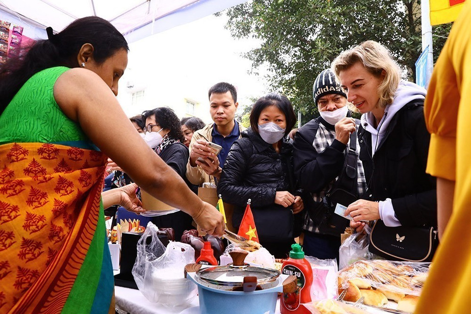 Du khách tìm hiểu, thưởng thức ẩm thực Bangladesh tại Liên hoan Ẩm thực Quốc tế năm 2022 (Hà Nội, 11/12/2022). (Ảnh: Lâm Khánh/TTXVN)