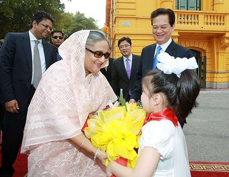 Thiếu nhi Thủ đô Hà Nội tặng hoa, chào đón Thủ tướng Bangladesh Sheikh Hasina thăm chính thức Việt Nam (Hà Nội, 2/11/2012). (Ảnh: Đức Tám/TTXVN)