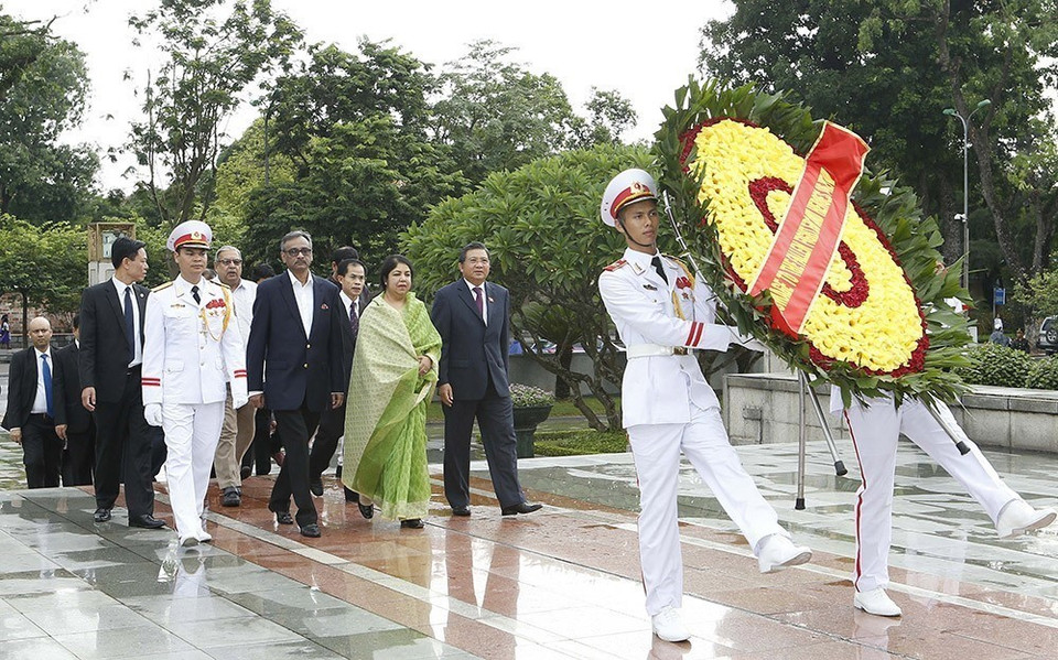 Trong chương trình thăm chính thức Việt Nam, sáng 20/7/2017, Chủ tịch Quốc hội Bangladesh, bà Shirin Sharmin Chaudhury đến đặt vòng hoa tại Đài Tưởng niệm các Anh hùng Liệt sỹ. (Ảnh: Doãn Tấn/TTXVN)