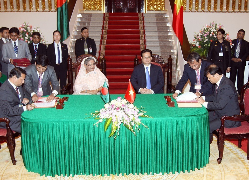 Thủ tướng Nguyễn Tấn Dũng và Thủ tướng Bangladesh Sheikh Hasina chứng kiến Lễ ký Bản Ghi nhớ về Hợp tác Xúc tiến Thương mại giữa hai nước, trong chuyến thăm chính thức Việt Nam (Hà Nội, 2/11/2012). (Ảnh: Trọng Đức/TTXVN)