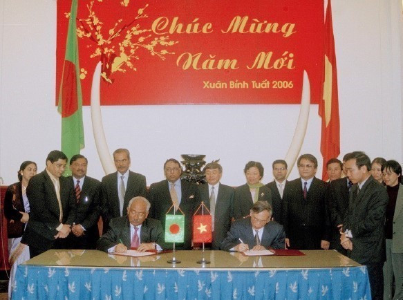 Bộ trưởng Thương mại Trương Đình Tuyển cùng Bộ trưởng Tài chính và Kế hoạch Saiphua Raman ký thỏa thuận nhân Kỳ họp lần thứ nhất Ủy ban Hỗn hợp về Hợp tác Kinh tế, Thương mại, Văn hóa và Khoa học Kỹ thuật Việt Nam- Bangladesh (Hà Nội, 2/2006). (Ảnh: Trần Việt/TTXVN)