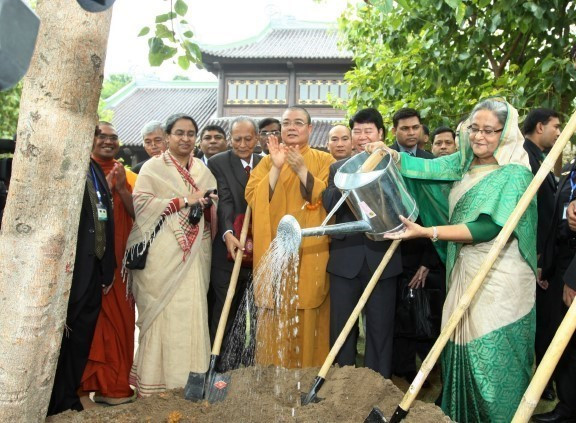Thủ tướng Sheikh Hasina trồng cây lưu niệm tại chùa Bái Đính thuộc Khu di tích Tràng An (Ninh Bình) trong chuyến thăm chính thức Việt Nam, ngày 4/11/2012. (Ảnh: Trọng Đức/TTXVN)